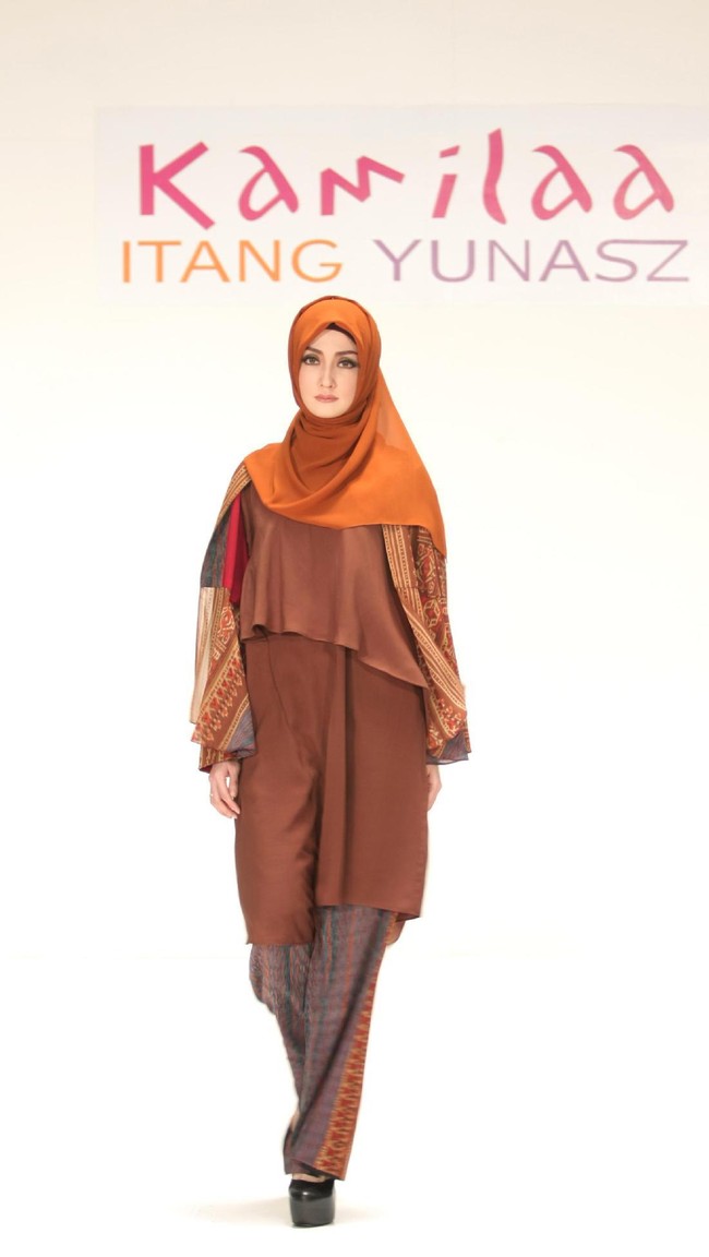 Koleksi Kamilaa by Itang Yunasz yang mengangkat tema Belanga Wastra di Pusat Grosir Blok B Tanah Abang. Jakarta. [Foto: Mohammad Abduh/Wolipop]