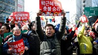 Putusan Mahkamah Konstitusional Korea Selatan (Korsel) yang resmi memakzulkan Presiden Park Geun-Hye disambut suka cita oleh warga Korsel. REUTERS/Kim Hong-Ji.