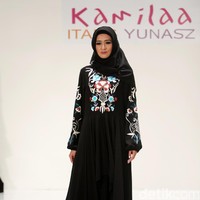 Koleksi Kamilaa by Itang Yunasz yang mengangkat tema Belanga Wastra di Pusat Grosir Blok B Tanah Abang. Jakarta. [Foto: Mohammad Abduh/Wolipop]