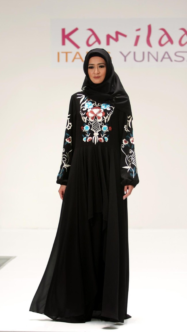 Koleksi Kamilaa by Itang Yunasz yang mengangkat tema Belanga Wastra di Pusat Grosir Blok B Tanah Abang. Jakarta. [Foto: Mohammad Abduh/Wolipop]