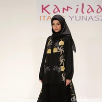 Koleksi Kamilaa by Itang Yunasz yang mengangkat tema Belanga Wastra di Pusat Grosir Blok B Tanah Abang. Jakarta. [Foto: Mohammad Abduh/Wolipop]