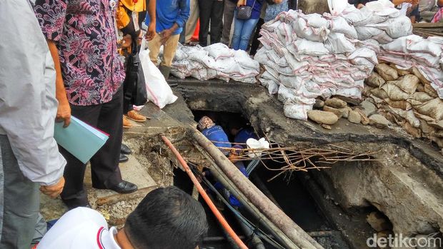 Cek Gorong-gorong, Sumarsono Kaget Lihat Kabel Semrawut