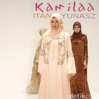 Koleksi Kamilaa by Itang Yunasz yang mengangkat tema Belanga Wastra di Pusat Grosir Blok B Tanah Abang. Jakarta. [Foto: Mohammad Abduh/Wolipop]