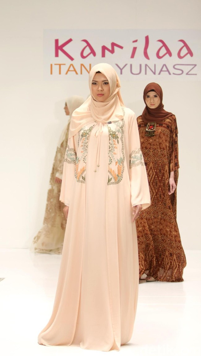 Koleksi Kamilaa by Itang Yunasz yang mengangkat tema Belanga Wastra di Pusat Grosir Blok B Tanah Abang. Jakarta. [Foto: Mohammad Abduh/Wolipop]