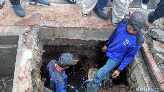 Cek Saluran Air di Jl Gatot Subroto, Soni Lihat Kerja Pasukan Biru