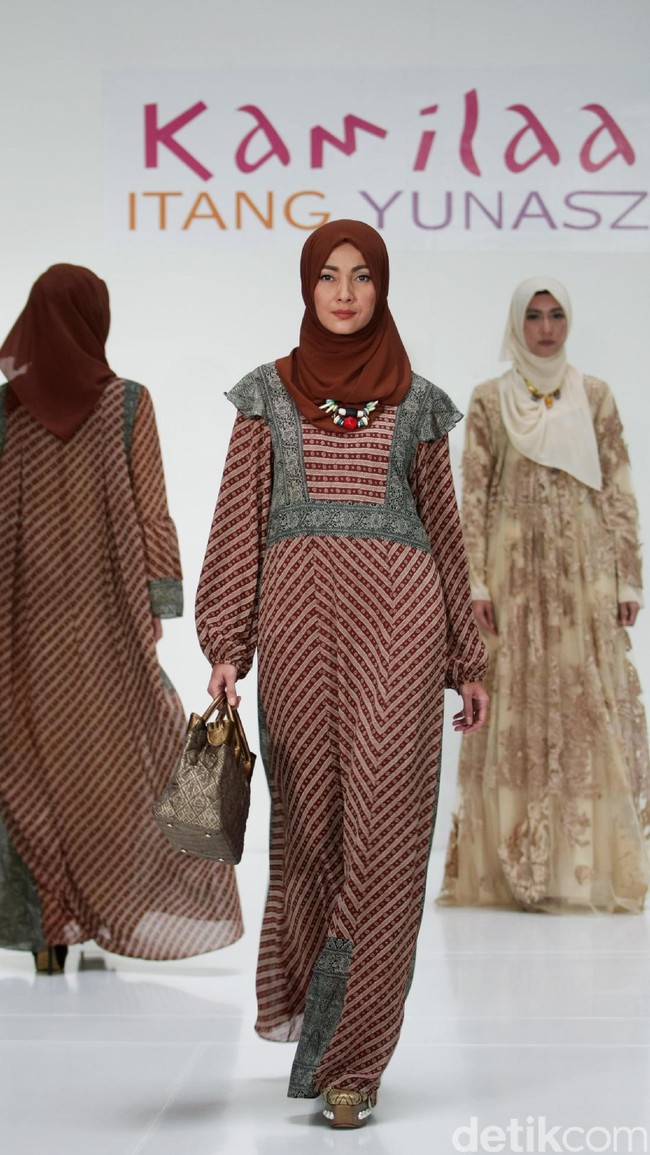 Koleksi Kamilaa by Itang Yunasz yang mengangkat tema Belanga Wastra di Pusat Grosir Blok B Tanah Abang. Jakarta. [Foto: Mohammad Abduh/Wolipop]