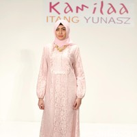 Koleksi Kamilaa by Itang Yunasz yang mengangkat tema Belanga Wastra di Pusat Grosir Blok B Tanah Abang. Jakarta. [Foto: Mohammad Abduh/Wolipop]