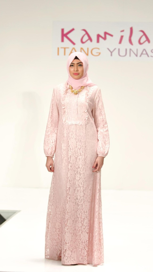 Koleksi Kamilaa by Itang Yunasz yang mengangkat tema Belanga Wastra di Pusat Grosir Blok B Tanah Abang. Jakarta. [Foto: Mohammad Abduh/Wolipop]