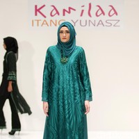 Koleksi Kamilaa by Itang Yunasz yang mengangkat tema Belanga Wastra di Pusat Grosir Blok B Tanah Abang. Jakarta. [Foto: Mohammad Abduh/Wolipop]