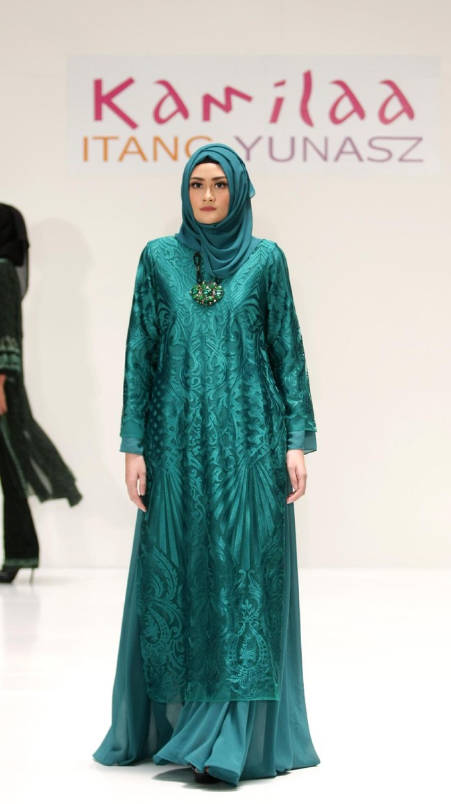 Koleksi Kamilaa by Itang Yunasz yang mengangkat tema Belanga Wastra di Pusat Grosir Blok B Tanah Abang. Jakarta. [Foto: Mohammad Abduh/Wolipop]