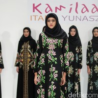 Koleksi Kamilaa by Itang Yunasz yang mengangkat tema Belanga Wastra di Pusat Grosir Blok B Tanah Abang. Jakarta. [Foto: Mohammad Abduh/Wolipop]