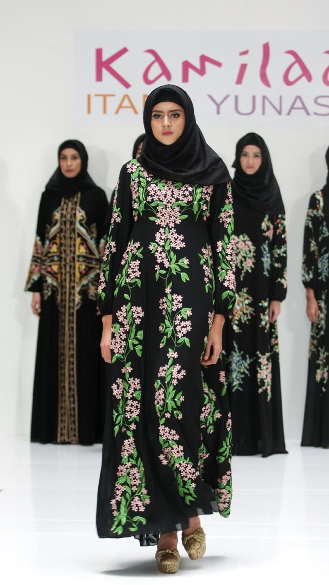 Koleksi Kamilaa by Itang Yunasz yang mengangkat tema Belanga Wastra di Pusat Grosir Blok B Tanah Abang. Jakarta. [Foto: Mohammad Abduh/Wolipop]