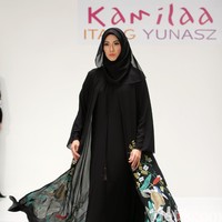 Koleksi Kamilaa by Itang Yunasz yang mengangkat tema Belanga Wastra di Pusat Grosir Blok B Tanah Abang. Jakarta. [Foto: Mohammad Abduh/Wolipop]