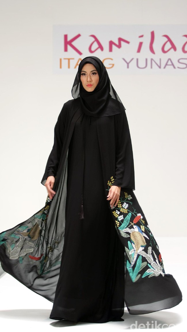 Koleksi Kamilaa by Itang Yunasz yang mengangkat tema Belanga Wastra di Pusat Grosir Blok B Tanah Abang. Jakarta. [Foto: Mohammad Abduh/Wolipop]