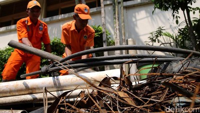 Kulit Kabel yang Sumbat Gorong-gorong di Jakarta