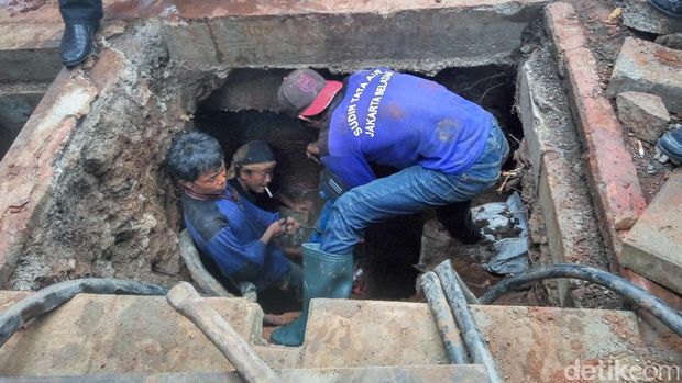 Cek Saluran Air, Sumarsono: Kabel Semrawut Bikin Sampah Nyangkut