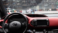 Untuk model Yaris yang lain, ada aksen merah di dasbor. Audionya pun berbeda. Foto: Dina Rayanti