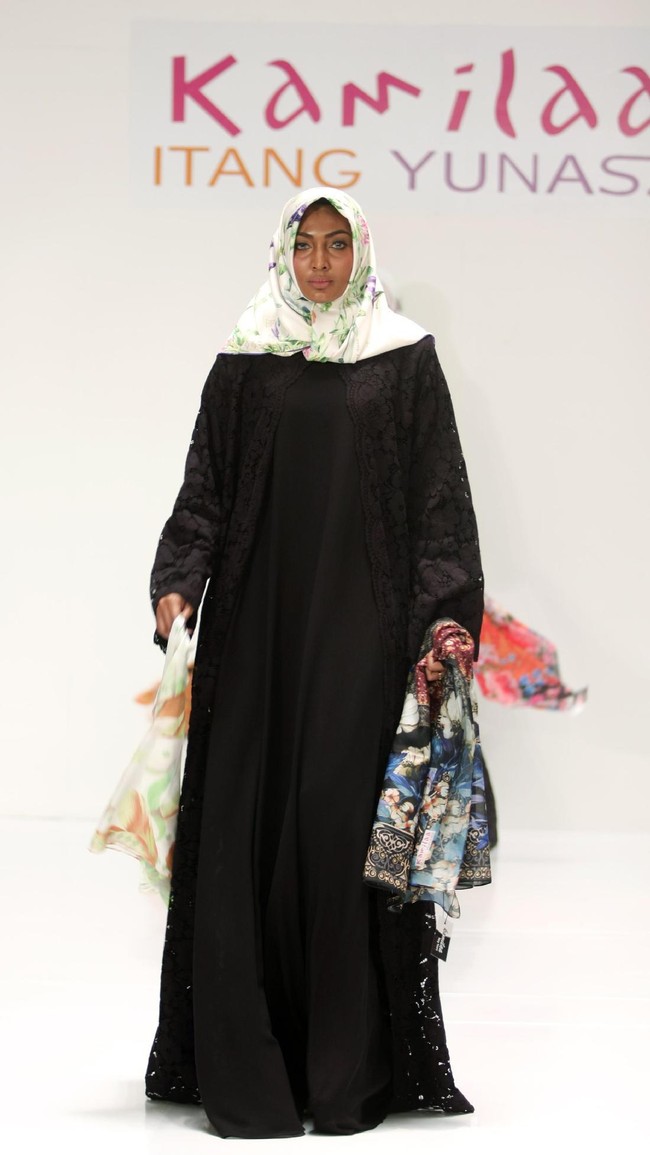 Koleksi Kamilaa by Itang Yunasz yang mengangkat tema Belanga Wastra di Pusat Grosir Blok B Tanah Abang. Jakarta. [Foto: Mohammad Abduh/Wolipop]