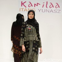 Koleksi Kamilaa by Itang Yunasz yang mengangkat tema Belanga Wastra di Pusat Grosir Blok B Tanah Abang. Jakarta. [Foto: Mohammad Abduh/Wolipop]