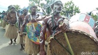 Ini Suku Yali dari Papua, mereka hidup di pegunungan dan masih hidup tradisional. Mereka menjadi pembuka Karnaval Budaya Raja Ampat 2017 (Bonauli/detikTravel)