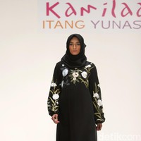 Koleksi Kamilaa by Itang Yunasz yang mengangkat tema Belanga Wastra di Pusat Grosir Blok B Tanah Abang. Jakarta. [Foto: Mohammad Abduh/Wolipop]