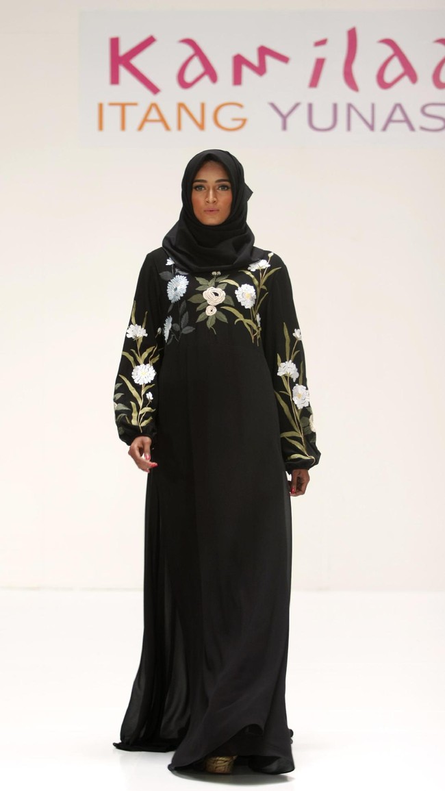 Koleksi Kamilaa by Itang Yunasz yang mengangkat tema Belanga Wastra di Pusat Grosir Blok B Tanah Abang. Jakarta. [Foto: Mohammad Abduh/Wolipop]