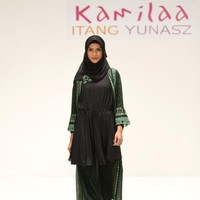 Koleksi Kamilaa by Itang Yunasz yang mengangkat tema Belanga Wastra di Pusat Grosir Blok B Tanah Abang. Jakarta. [Foto: Mohammad Abduh/Wolipop]