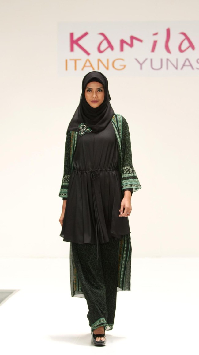 Koleksi Kamilaa by Itang Yunasz yang mengangkat tema Belanga Wastra di Pusat Grosir Blok B Tanah Abang. Jakarta. [Foto: Mohammad Abduh/Wolipop]