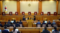 Seperti dilansir Reuters dan AFP, Jumat (10/3/2017), pembacaan putusan akhir ini digelar di kantor Mahkamah Konstitusional Korsel di Seoul pada Jumat (10/3) pagi waktu setempat. Ketua hakim konstitusi Korsel, Lee Jung-Mi mulai membacakan putusan sejak pukul 11.00 waktu setempat. REUTERS/Kim Min-hee/Pool.