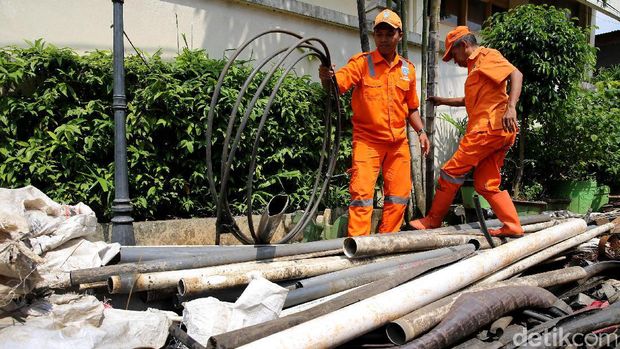 Petugas PPSU menunjukan sampah kulit kabel, pipa paralon dan material kawat di kantor Kelurahan Kuningan Barat, Jakarta, Jumat (10/3/2017).  Sampah itu diperoleh dari  gorong-gorong dan got di jalan Gatot Subroto. Akibat sampah itu, arus air tidak lancar dan menimbulkan genangan saat hujan.