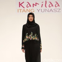 Koleksi Kamilaa by Itang Yunasz yang mengangkat tema Belanga Wastra di Pusat Grosir Blok B Tanah Abang. Jakarta. [Foto: Mohammad Abduh/Wolipop]