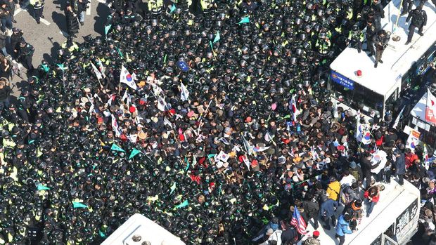 Pendukung Park Geun-Hye dikepung polisi Korsel