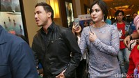Hamish terlihat gagah dengan jaket dan kemeja hitam serta celana panjang biru, sedangkan Raisa tampil mempesona dengan dress ungu semitransparan. Pool/Palevi S/detikFoto.