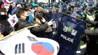 Pendukung Presiden Korea Selatan (Korsel) Park Geun-Hye dan polisi bentrok di luar gedung Mahkamah Konstitusional, Jumat (10/3/2017). Pool/Kyodo/Reuters/detikFoto.