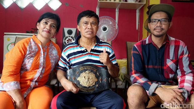 Ellyas Pical bersama istri Rina Pical, dan putra sulung Lorinly Pical