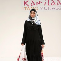 Koleksi Kamilaa by Itang Yunasz yang mengangkat tema Belanga Wastra di Pusat Grosir Blok B Tanah Abang. Jakarta. [Foto: Mohammad Abduh/Wolipop]