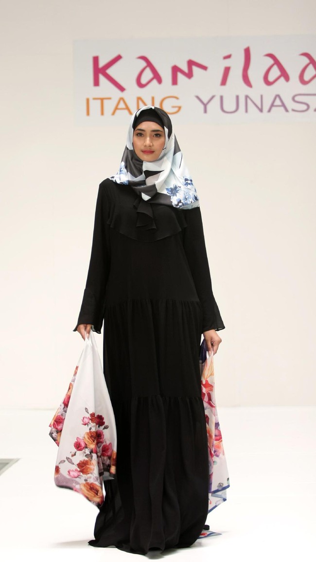 Koleksi Kamilaa by Itang Yunasz yang mengangkat tema Belanga Wastra di Pusat Grosir Blok B Tanah Abang. Jakarta. [Foto: Mohammad Abduh/Wolipop]