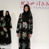 Koleksi Kamilaa by Itang Yunasz yang mengangkat tema Belanga Wastra di Pusat Grosir Blok B Tanah Abang. Jakarta. [Foto: Mohammad Abduh/Wolipop]