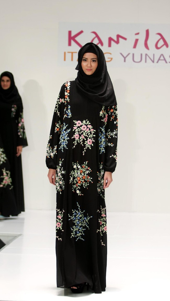 Koleksi Kamilaa by Itang Yunasz yang mengangkat tema Belanga Wastra di Pusat Grosir Blok B Tanah Abang. Jakarta. [Foto: Mohammad Abduh/Wolipop]