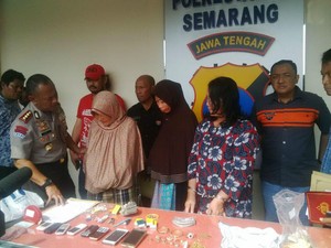 Tiga Ibu-ibu Ini Menipu Korbannya Pakai Trik Sulap