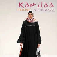 Koleksi Kamilaa by Itang Yunasz yang mengangkat tema Belanga Wastra di Pusat Grosir Blok B Tanah Abang. Jakarta. [Foto: Mohammad Abduh/Wolipop]