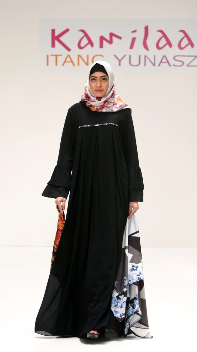 Koleksi Kamilaa by Itang Yunasz yang mengangkat tema Belanga Wastra di Pusat Grosir Blok B Tanah Abang. Jakarta. [Foto: Mohammad Abduh/Wolipop]