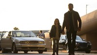 Logan bercerita tentang Logan (Hugh Jackman) yang menerima tugas untuk mengantarkan seorang ibu dan gadis cilik bernama Laura (Dafne Keen) ke North Dakota. (Dok. Ben Rothstein/20th Century Fox)