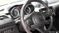 Bagian setir dan speedometer desain baru. Di setir ada aneka tombol untuk mengatur audio dan lainnya. Foto: Dina Rayanti