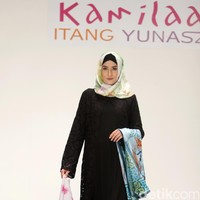 Koleksi Kamilaa by Itang Yunasz yang mengangkat tema Belanga Wastra di Pusat Grosir Blok B Tanah Abang. Jakarta. [Foto: Mohammad Abduh/Wolipop]