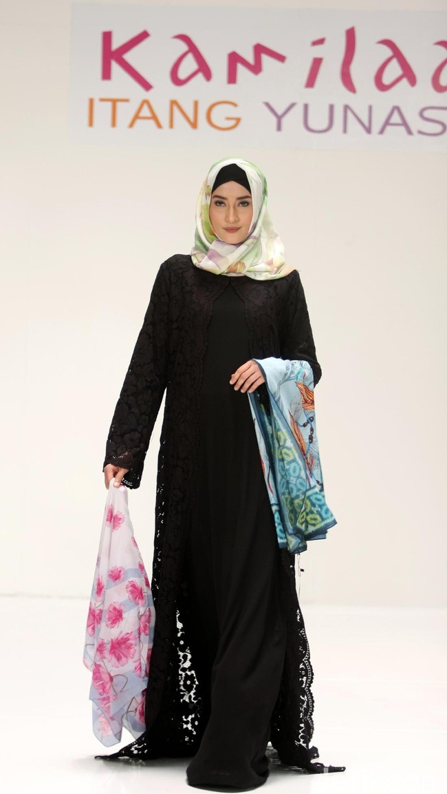 Koleksi Kamilaa by Itang Yunasz yang mengangkat tema Belanga Wastra di Pusat Grosir Blok B Tanah Abang. Jakarta. [Foto: Mohammad Abduh/Wolipop]