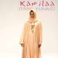 Koleksi Kamilaa by Itang Yunasz yang mengangkat tema Belanga Wastra di Pusat Grosir Blok B Tanah Abang. Jakarta. [Foto: Mohammad Abduh/Wolipop]