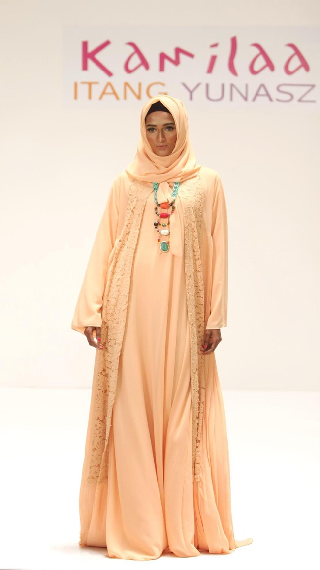 Koleksi Kamilaa by Itang Yunasz yang mengangkat tema Belanga Wastra di Pusat Grosir Blok B Tanah Abang. Jakarta. [Foto: Mohammad Abduh/Wolipop]