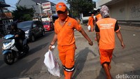 Petugas mengangkut sampah dari gorong-gorong.