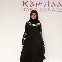 Koleksi Kamilaa by Itang Yunasz yang mengangkat tema Belanga Wastra di Pusat Grosir Blok B Tanah Abang. Jakarta. [Foto: Mohammad Abduh/Wolipop]